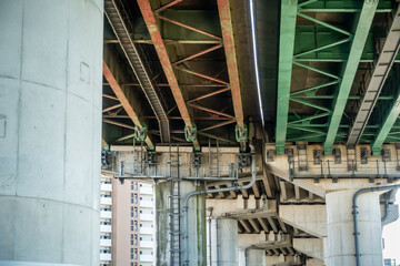 自動車専用道路の高架の橋桁の写真