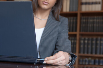 Giovane donna inserisce una chiavetta nel suo laptop