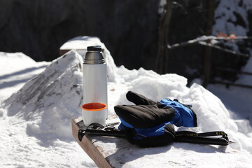 Ekwipunek na zimowy trekking po górach - termos, czekan, łapawice - obrazy, fototapety, plakaty
