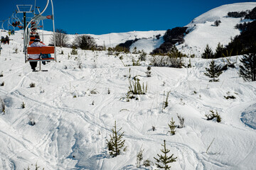 Teleférico e rastros no gelo