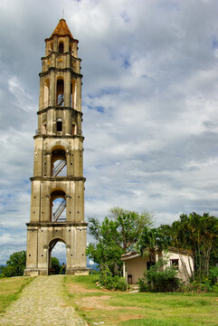 La tour d'esclavage de Macana Iznaga charg&eacute;e d'histoire sur la route de Trinidad, vall&eacute;e des indig&egrave;nes, Cuba