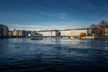 Obraz premium Rhone River and Geneva skyline - Geneva, Switzerland