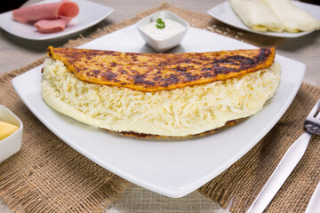 Comida típica de Venezuela servido en plato para restaurante, cachapas con relleno de queso jamón, cochino frito