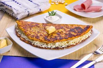 Comida típica de Venezuela servido en plato para restaurante, cachapas con relleno de queso jamón, cochino frito