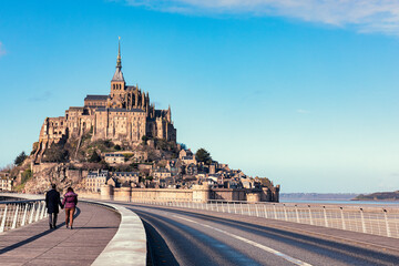 couple walking across the bridge towards Saint Michel