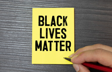 text BLACK LIVES MATTER.