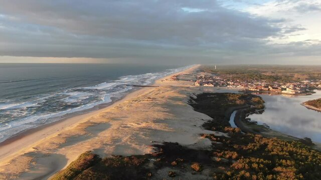 Vue a&eacute;rienne du lac marin de Vieux-Boucau-les-Bains, Les landes, Nouvelle Aquitaine, France _ panoramique vers la droite