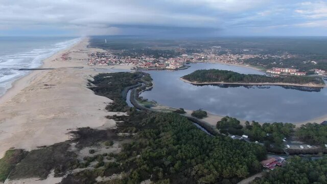 Vue a&eacute;rienne du lac marin de Vieux-Boucau-les-Bains, Les landes, Nouvelle Aquitaine, France V4