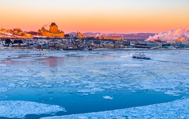 Obraz premium View of the old city of Quebec, Quebec, Canada, icy morning,
