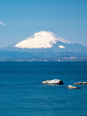 早春の相模湾と冠雪した富士山　2月　葉山町