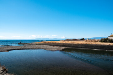 早春の相模湾と冠雪した富士山　2月　葉山町