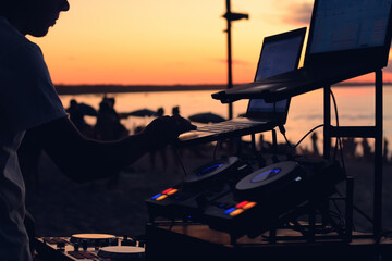 dj tocando en vivo en la playa