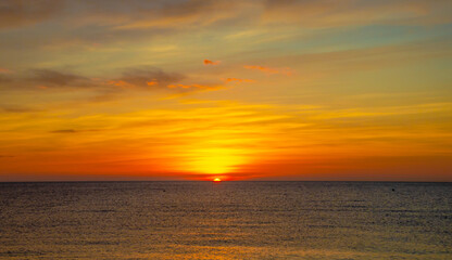 Fototapeta na wymiar Sunrise over the sea in the early morning.