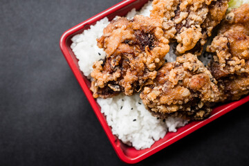 弁当 鶏の唐揚げ 日本 横