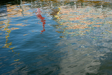Reflejos de colores en el agua, Estocolmo, Suecia, 27 de agosto de 2017