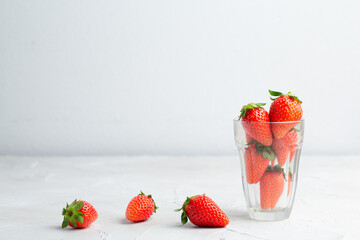 たくさんのイチゴと白背景