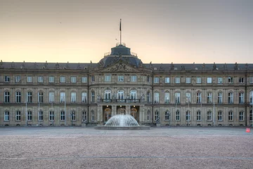 Sonnenaufgangsansicht des neuen Schlosses in Stuttgart, Deutschland © dudlajzov