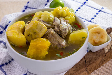 Comida sopa venezolana hecha de costillas, papas, choclo, platano, yuca