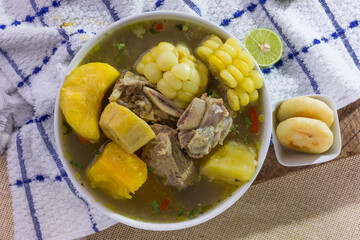 Comida sopa venezolana hecha de costillas, papas, choclo, platano, yuca