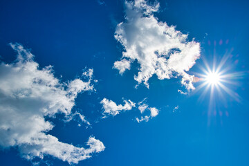 太陽光線と流れてゆく白い雲
