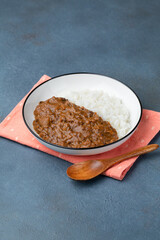 キーマカレーと青背景