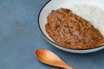 キーマカレーと青背景