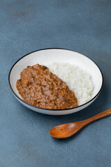 キーマカレーと青背景