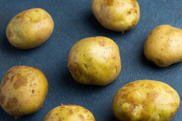 ジャガイモと青背景