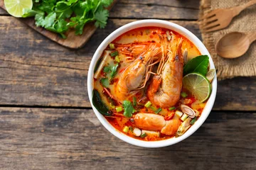 Foto op Canvas Tom Yam Kung ,Prawn and lemon soup with mushrooms, thai food in white bowl top view © suriya