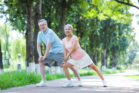 Old couple sports in the park