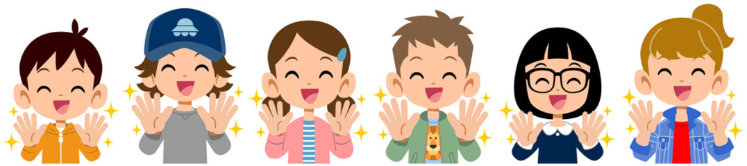 手洗いをした笑顔の子どもたちの上半身
