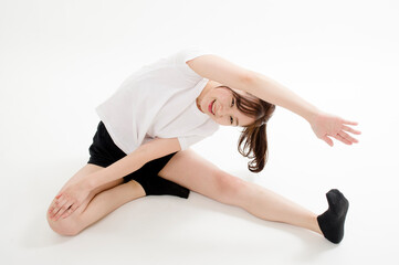 柔軟体操をする若い女性