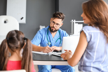 Obraz premium Little girl and her mother visiting allergist in clinic