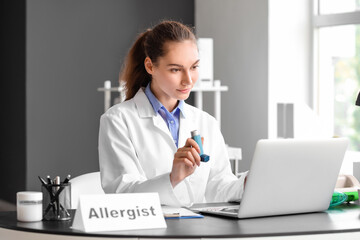 Allergist consulting patient online in clinic