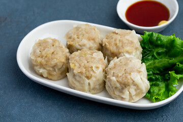 焼売（シュウマイ）と青背景