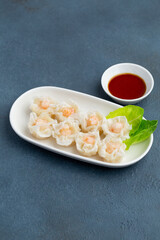 海老焼売と青背景