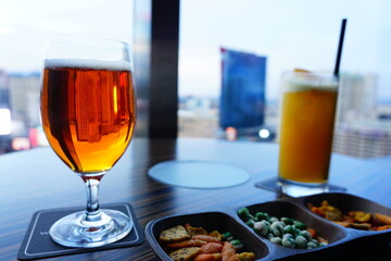 高層階から眺める景色とビールのはいったグラス