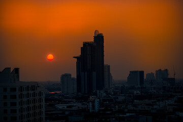 Fototapeta premium The high angle background of the city view with the secret light of the evening, blurring of night lights, showing the distribution of condominiums, dense homes in the capital community