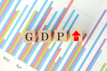 GDPと上向きの矢印の文字ブロック