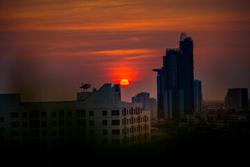 Naklejka premium The high angle background of the city view with the secret light of the evening, blurring of night lights, showing the distribution of condominiums, dense homes in the capital community