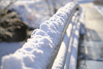 ガードレールの積もる雪