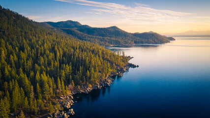 Aerial View of Lake Tahoe Shoreline with Mountains and Turquoise Blue Waters - obrazy, fototapety, plakaty