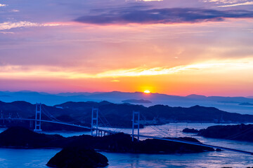 夕焼がきれいな橋と海