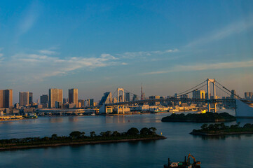 朝日に照らされたレインボーブリッジと東京タワーと東京の街並み