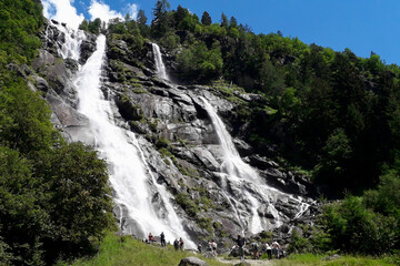 Obraz premium Cascate nardis e bellissimo panorama nella Val Genova in Trentino, viaggi e paesaggi in Italia
