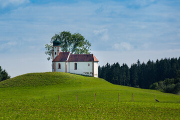 Obraz premium Kapelle auf Hügel in Oberschwaben