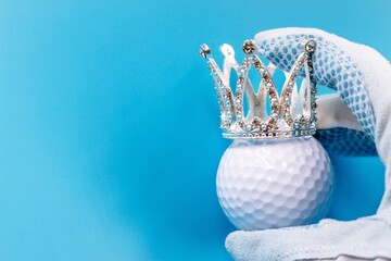 Naklejka premium Golf ball with Diamond crown on blue background