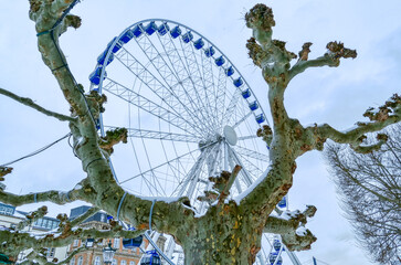 Fototapeta premium Riesenrad in der Altstadt von Düsseldorf im Winter