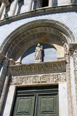 Obraz premium Entrance door of the Baptistery of Pisa, Italy