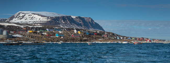 View of colorful houses near the sea at Qeqertarsuaq in Disko Island, Greenland © Buchet Jean-marc/Wirestock